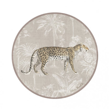 Tovaglietta americana rotonda in vinile della collezione "Leopard" di Blanc Mariclo' caratterizzata dall'illustrazione realistica di un leopardo maculato in posizione di profilo. Lo sfondo beige presenta un delicato motivo esotico con palme e piante tropicali stilizzate in bianco, ideale per apparecchiare una tavola moderna e grintosa dal tocco jungle chic.