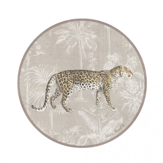 Tovaglietta americana rotonda in vinile della collezione "Leopard" di Blanc Mariclo' caratterizzata dall'illustrazione realistica di un leopardo maculato in posizione di profilo. Lo sfondo beige presenta un delicato motivo esotico con palme e piante tropicali stilizzate in bianco, ideale per apparecchiare una tavola moderna e grintosa dal tocco jungle chic.