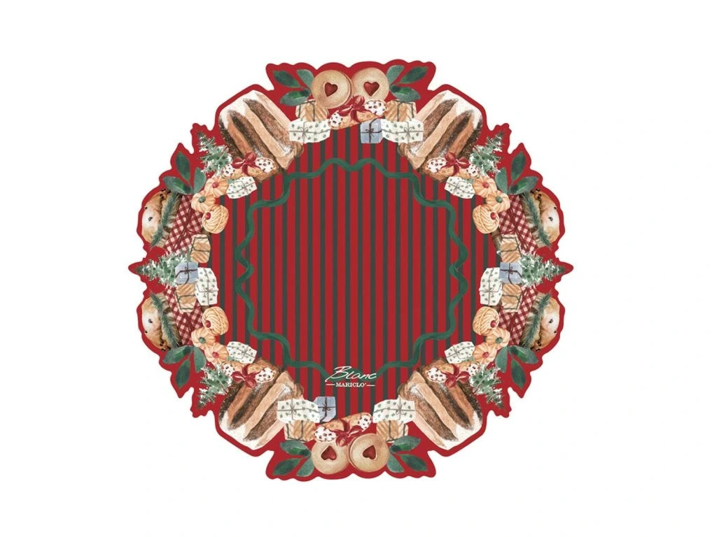 Tovaglietta rotonda in vinile Blanc Mariclo con bordo sagomato. Il design presenta un centro a righe rosse e verdi circondato da una ghirlanda illustrata con pandori, biscotti, regali e rami di pino.