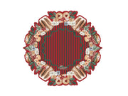 Tovaglietta rotonda in vinile Blanc Mariclo con bordo sagomato. Il design presenta un centro a righe rosse e verdi circondato da una ghirlanda illustrata con pandori, biscotti, regali e rami di pino.