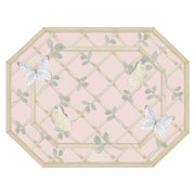 Tovaglietta americana ottagonale Blanc Mariclò collezione "Floral Twist". Il design presenta un fondo rosa cipria con una grata in legno illustrata su cui si posano farfalle bianche e gialle tra foglie verdi delicate.