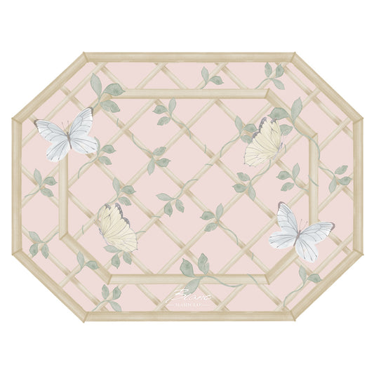 Tovaglietta americana ottagonale Blanc Mariclò collezione "Floral Twist". Il design presenta un fondo rosa cipria con una grata in legno illustrata su cui si posano farfalle bianche e gialle tra foglie verdi delicate.