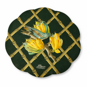 Tovaglietta tonda sagomata in vinile Blanc Mariclò collezione "Tropical". Su un fondo verde scuro, un'illustrazione centrale ritrae un uccellino esotico turchese tra caschi di banane gialle, sovrapposti a un motivo a graticcio di bambù dorato.