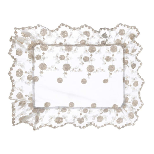 Tovaglietta linea Dentelle Blanc Mariclo' in pizzo bianco trasparente. Decorata con ricami floreali delicati a rilievo e bordo smerlato. Ideale per una tavola elegante in stile shabby chic e provenzale.
