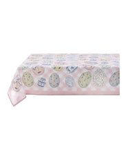 Tovaglia rettangolare della collezione "Pretty Easter" caratterizzata da una base a scacchi bianchi e rosa confetto con una balza in tinta unita sul bordo inferiore. Il tessuto è interamente stampato con uova di Pasqua decorate da motivi floreali, fiocchi gialli e trame geometriche nei toni del pastello, perfetta per apparecchiare la tavola festiva in stile shabby chic.