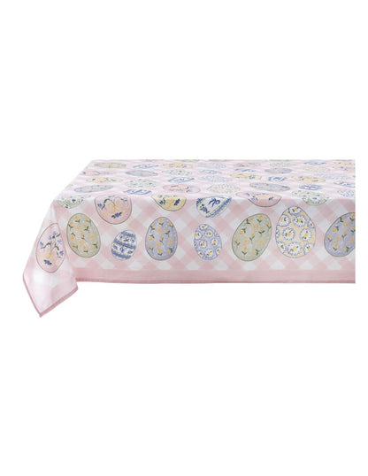 Tovaglia rettangolare della collezione "Pretty Easter" caratterizzata da una base a scacchi bianchi e rosa confetto con una balza in tinta unita sul bordo inferiore. Il tessuto è interamente stampato con uova di Pasqua decorate da motivi floreali, fiocchi gialli e trame geometriche nei toni del pastello, perfetta per apparecchiare la tavola festiva in stile shabby chic.