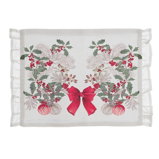 Tovaglietta americana natalizia Blanc Mariclò con stampa di ghirlande di agrifoglio, bacche rosse e palline di Natale appese a un grande fiocco scarlatto su fondo bianco. Stile festivo raffinato.