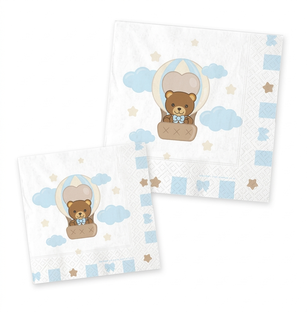 Tovagliolo di carta bianco con bordi decorati da stelline e fiocchi celeste; al centro un'illustrazione di un orsetto che vola in mongolfiera tra nuvole celeste e piccole stelle pastello.