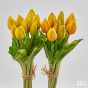 Due mazzi di tulipani artificiali in silicone, uno giallo e uno arancione, legati con cordoncino di rafia naturale.