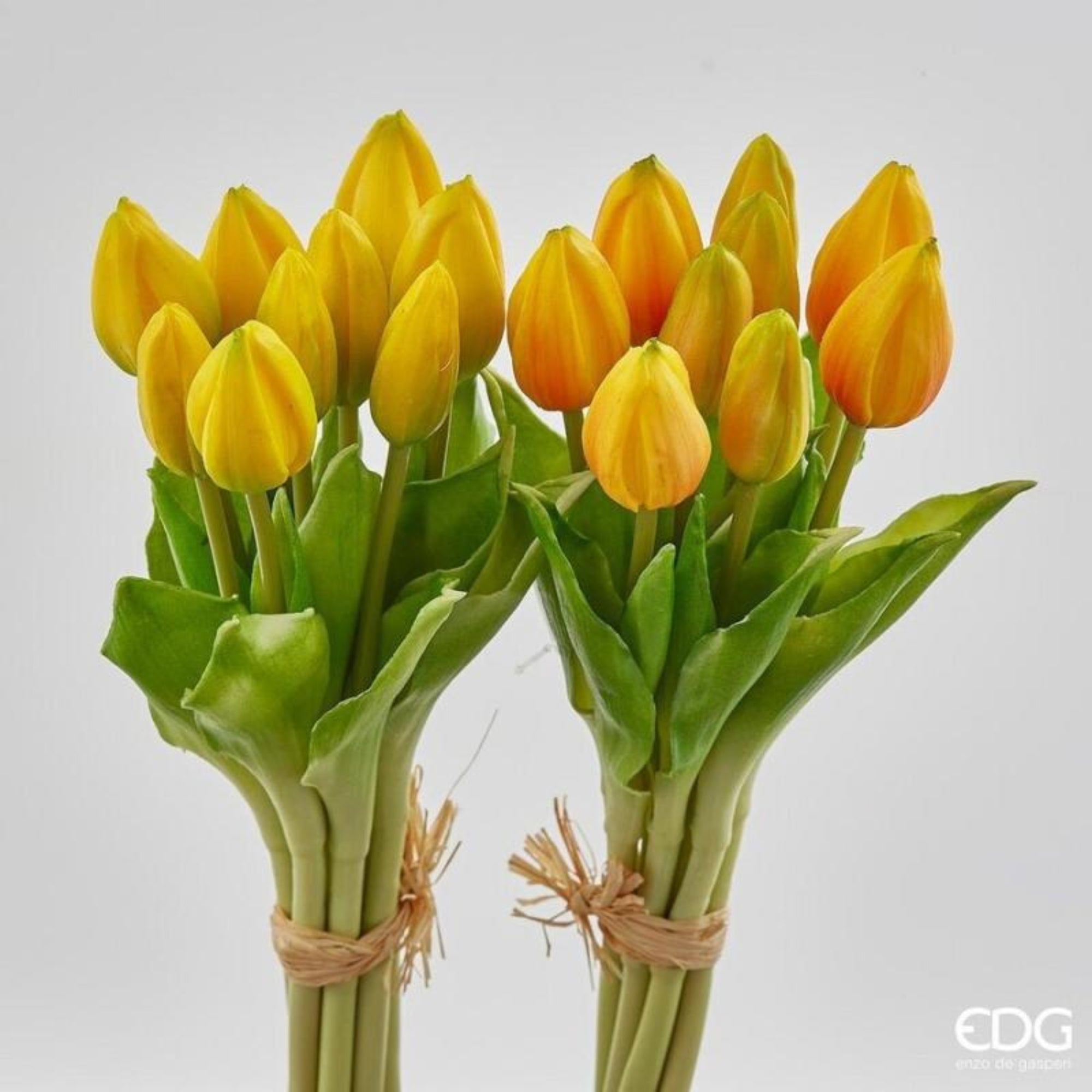 Due mazzi di tulipani artificiali in silicone, uno giallo e uno arancione, legati con cordoncino di rafia naturale.