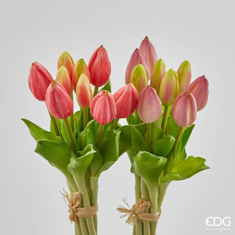 Due mazzi di tulipani artificiali in silicone, uno fucsia e uno rosa cipria, legati con cordoncino di rafia naturale.