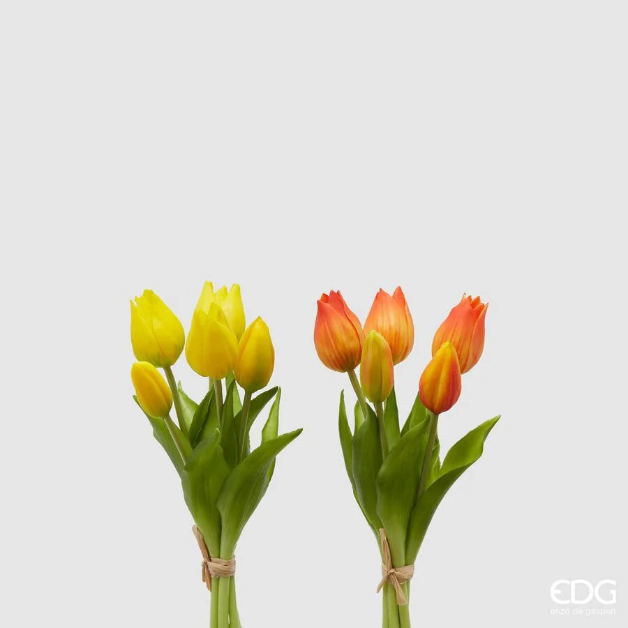 Due mazzi di tulipani artificiali in silicone, uno giallo e uno arancione, legati con cordoncino di rafia naturale.