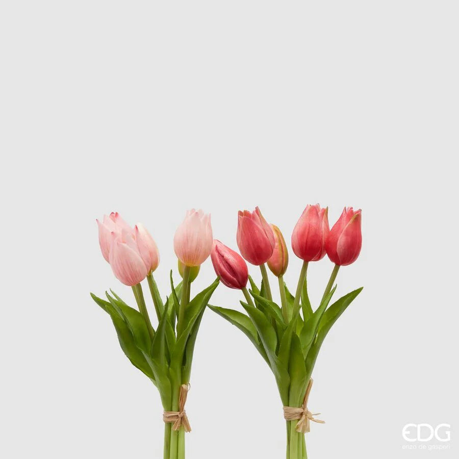 Due mazzi di tulipani artificiali in silicone, uno fuchsia e uno rosa cipria, legati con cordoncino di rafia naturale.