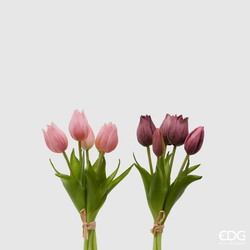 Due mazzi di tulipani artificiali in silicone, uno viola e uno malva, legati con cordoncino di rafia naturale.