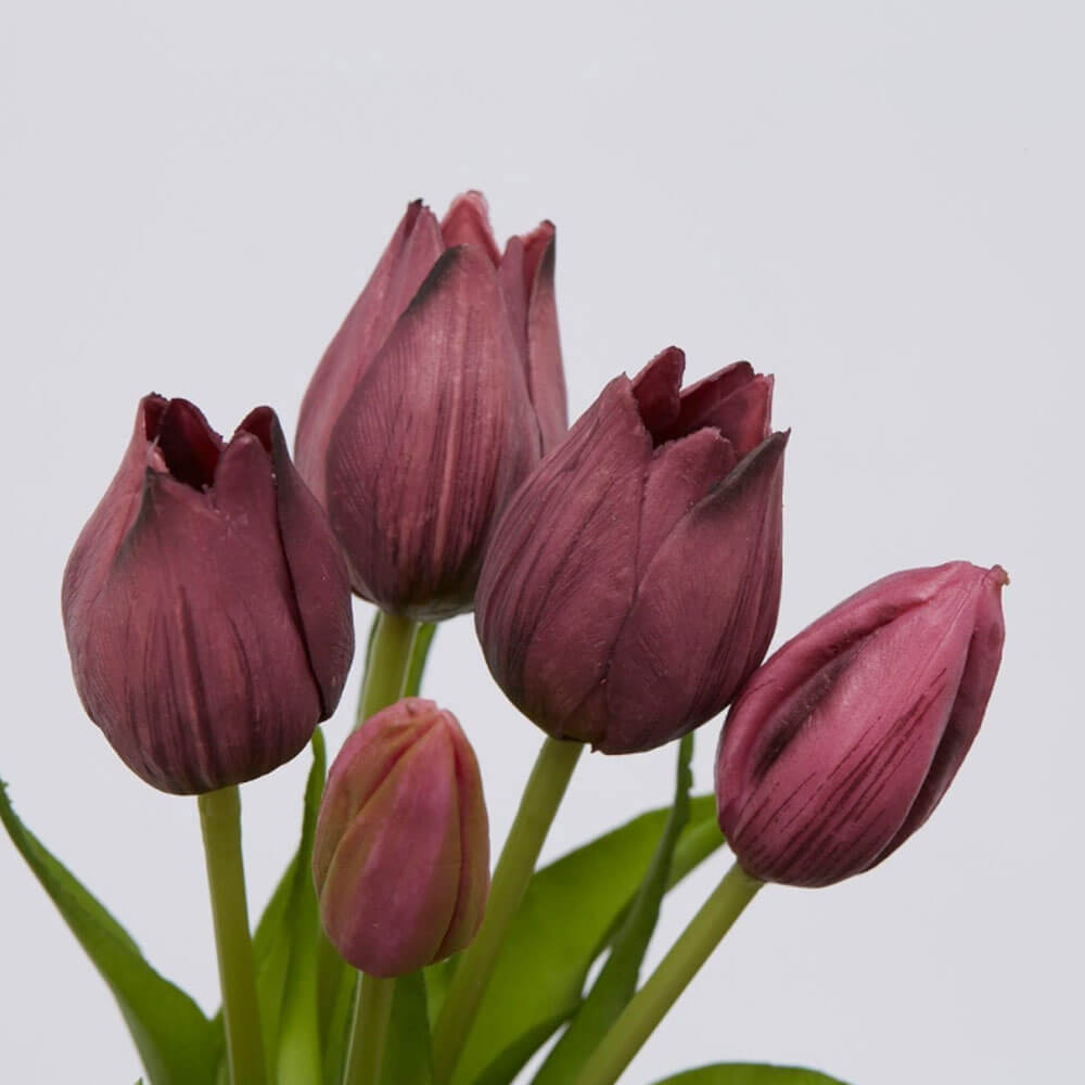 Primo piano di tulipani viola in silicone che mostra la consistenza realistica dei petali e delle foglie.
