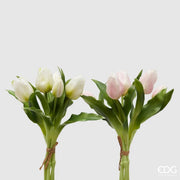 Due mazzi di tulipani artificiali in silicone real touch di EDG Enzo De Gasperi. Un mazzo presenta fiori bianchi puri, l'altro fiori rosa sfumati. Entrambi hanno foglie verdi realistiche e sono legati alla base con un cordoncino di rafia naturale.