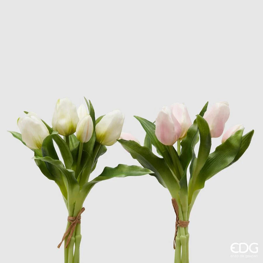Due mazzi di tulipani artificiali in silicone real touch di EDG Enzo De Gasperi. Un mazzo presenta fiori bianchi puri, l'altro fiori rosa sfumati. Entrambi hanno foglie verdi realistiche e sono legati alla base con un cordoncino di rafia naturale.