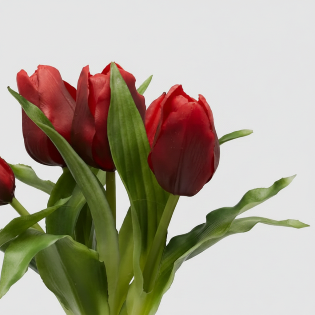 Primo piano di tulipani bordeaux in silicone che mostra la consistenza realistica dei petali e delle foglie.