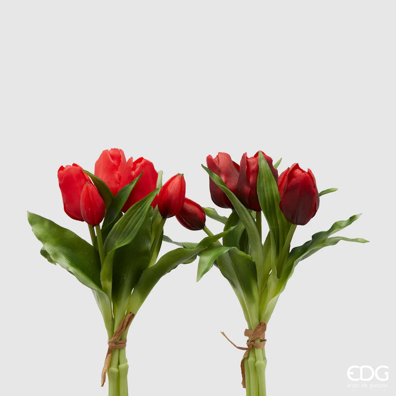 Due mazzi di tulipani artificiali in silicone, uno rosso e uno bordeaux, legati con cordoncino di rafia naturale.