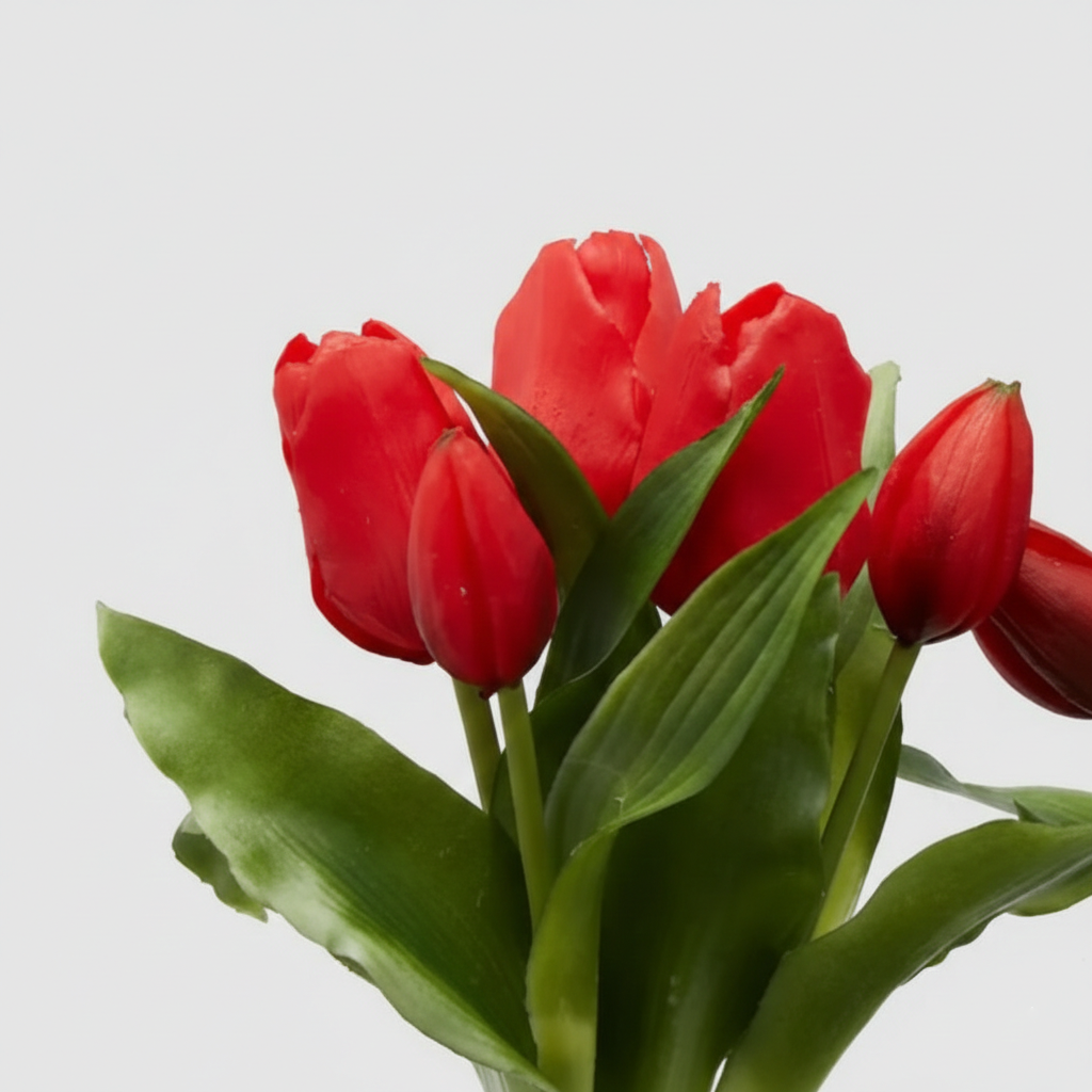 Primo piano di tulipani rossi in silicone che mostra la consistenza realistica dei petali e delle foglie.