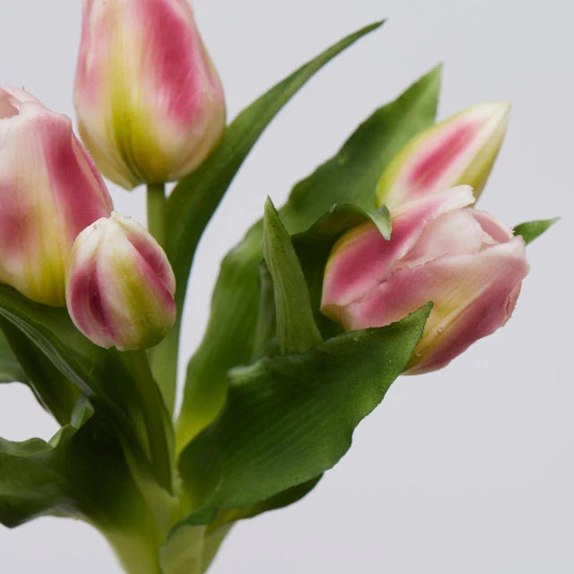 Primo piano di tulipani malva in silicone che mostra la consistenza realistica dei petali e delle foglie.