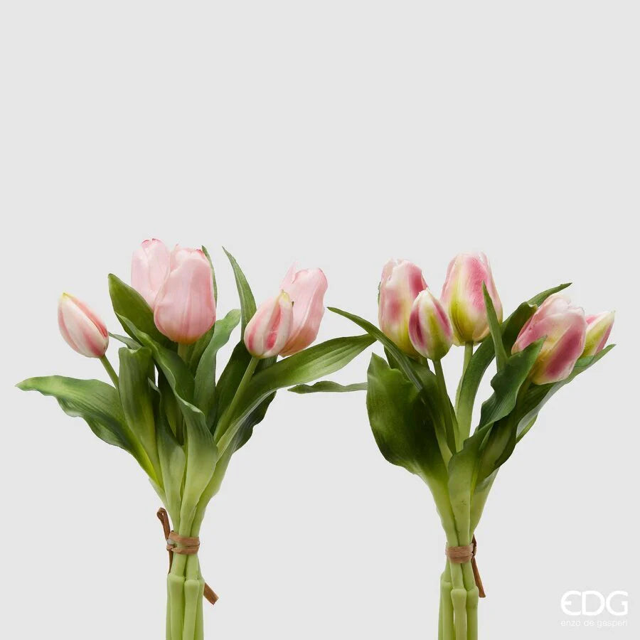 Due mazzi di tulipani artificiali in silicone, uno malva e uno rosa cipria, legati con cordoncino di rafia naturale.