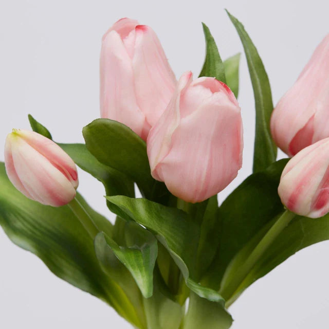 Primo piano di tulipani rosa in silicone che mostra la consistenza realistica dei petali e delle foglie.