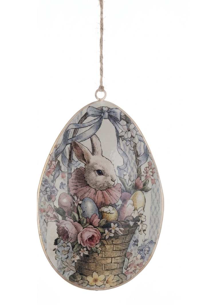 Pendaglio pasquale a forma di uovo in metallo della collezione "Joyeuses Paques" di Blanc Mariclo'. La decorazione presenta un disegno d'ispirazione retrò con un tenero coniglio che spunta da un cesto intrecciato ricolmo di uova colorate, rose e fiori nei toni del rosa e dell'azzurro, ideale per addobbi pasquali in stile country chic.