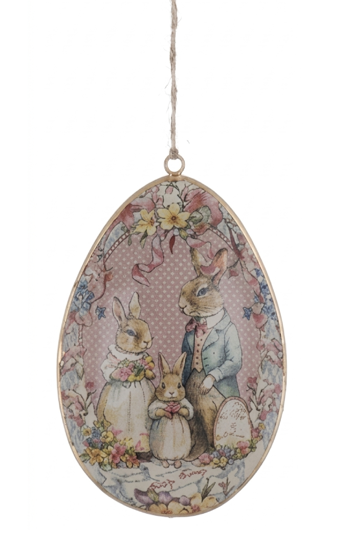 Uovo decorativo in metallo con spago della collezione pasquale "Joyeuses Paques" di Blanc Mariclo'. La stampa vintage mostra una graziosa famiglia di tre coniglietti vestiti a festa su uno sfondo a pois rosa racchiuso da ghirlande di fiori, ideale per arricchire composizioni primaverili o addobbare rami di pesco per la Pasqua.