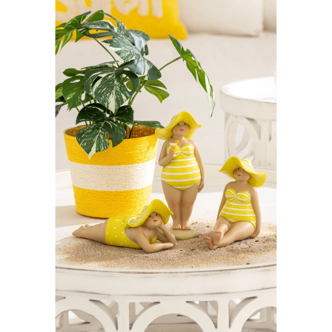 Coppia di vasi portavasi a righe in carta intrecciata firmati Jolipa, caratterizzati da un design ecosostenibile e vivace con ampie bande orizzontali color bianco e verde e bianco e giallo. Questi cestini decorativi portafiori offrono una trama materica intrecciata dal gusto naturale, ideale come originale coprivaso per piante o pratico svuotatasche per arredare ambienti interni dallo stile fresco e moderno.