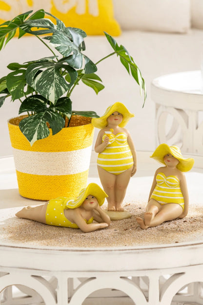 Coppia di vasi portavasi a righe in carta intrecciata firmati Jolipa, caratterizzati da un design ecosostenibile e vivace con ampie bande orizzontali color bianco e verde e bianco e giallo. Questi cestini decorativi portafiori offrono una trama materica intrecciata dal gusto naturale, ideale come originale coprivaso per piante o pratico svuotatasche per arredare ambienti interni dallo stile fresco e moderno.