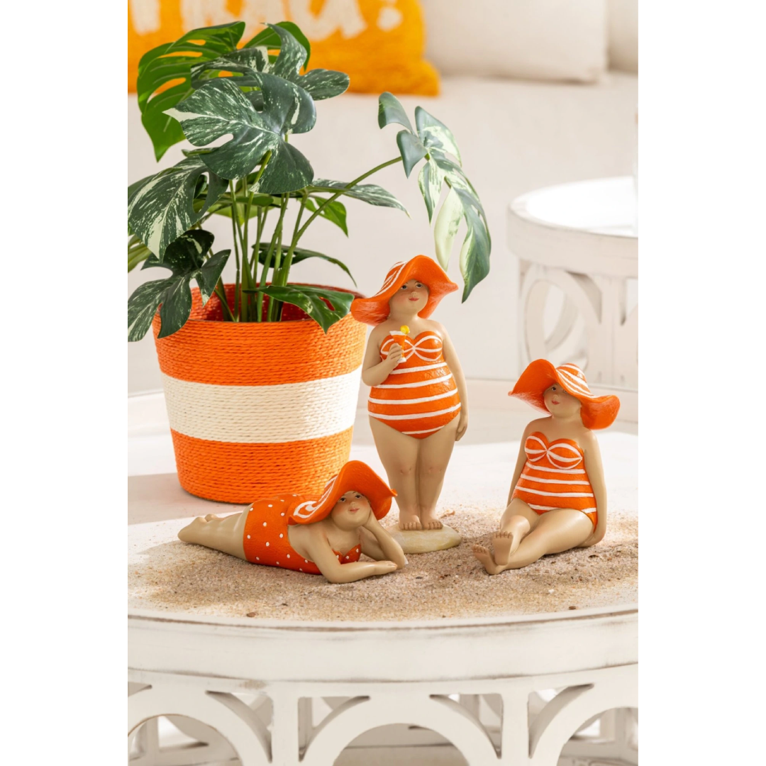Coppia di vasi portavasi a righe in carta intrecciata firmati Jolipa, caratterizzati da un design ecosostenibile e vivace con ampie bande orizzontali color bianco e fucsia e bianco e arancione. Questi cestini decorativi portafiori offrono una trama materica intrecciata dal gusto naturale, ideale come originale coprivaso per piante o pratico svuotatasche per arredare ambienti interni dallo stile fresco e moderno.