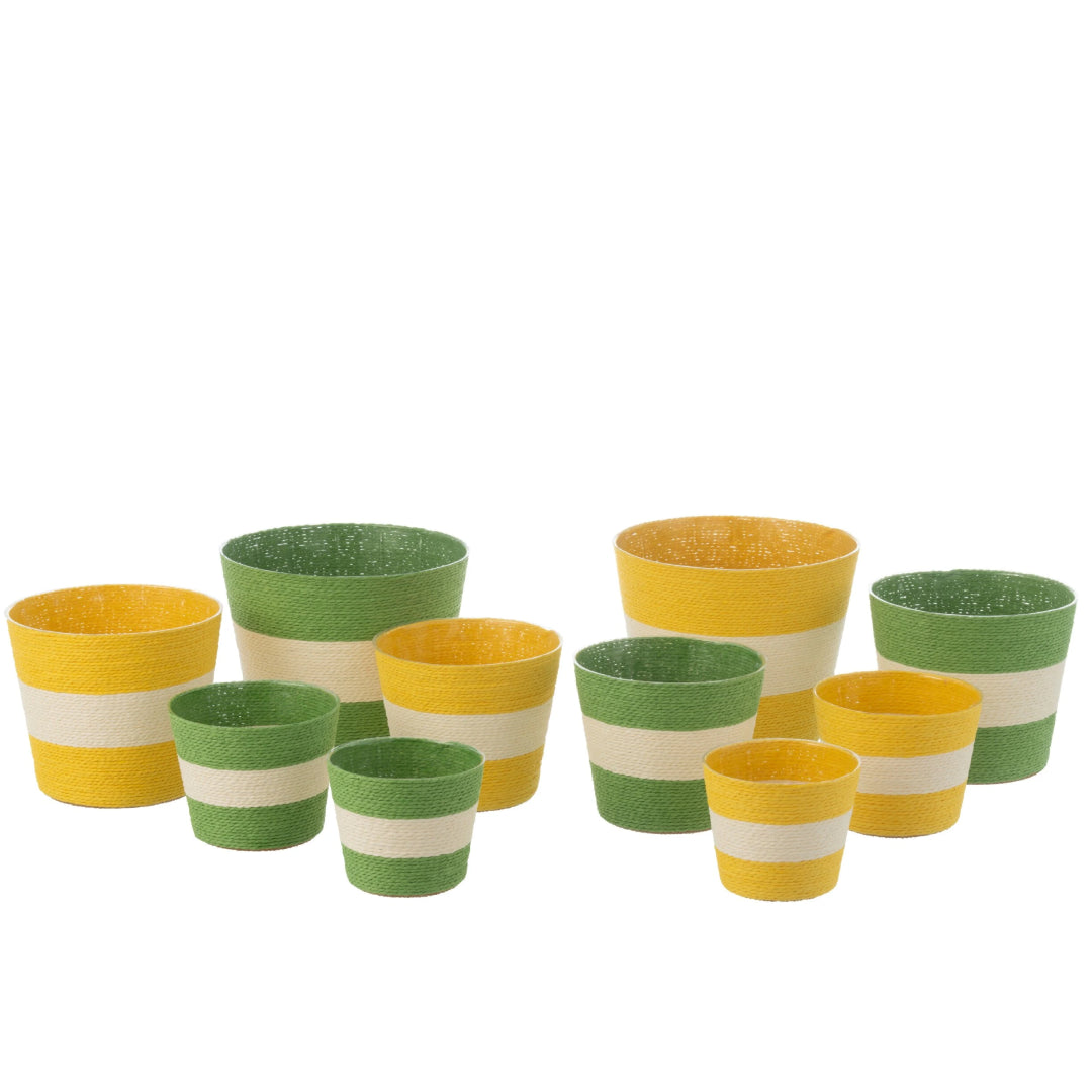 Coppia di vasi portavasi a righe in carta intrecciata firmati Jolipa, caratterizzati da un design ecosostenibile e vivace con ampie bande orizzontali color bianco e verde e bianco e giallo. Questi cestini decorativi portafiori offrono una trama materica intrecciata dal gusto naturale, ideale come originale coprivaso per piante o pratico svuotatasche per arredare ambienti interni dallo stile fresco e moderno.