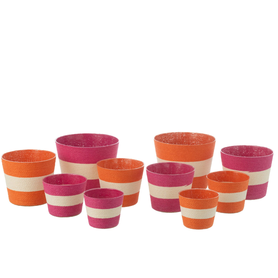 Coppia di vasi portavasi a righe in carta intrecciata firmati Jolipa, caratterizzati da un design ecosostenibile e vivace con ampie bande orizzontali color bianco e fucsia e bianco e arancione. Questi cestini decorativi portafiori offrono una trama materica intrecciata dal gusto naturale, ideale come originale coprivaso per piante o pratico svuotatasche per arredare ambienti interni dallo stile fresco e moderno.
