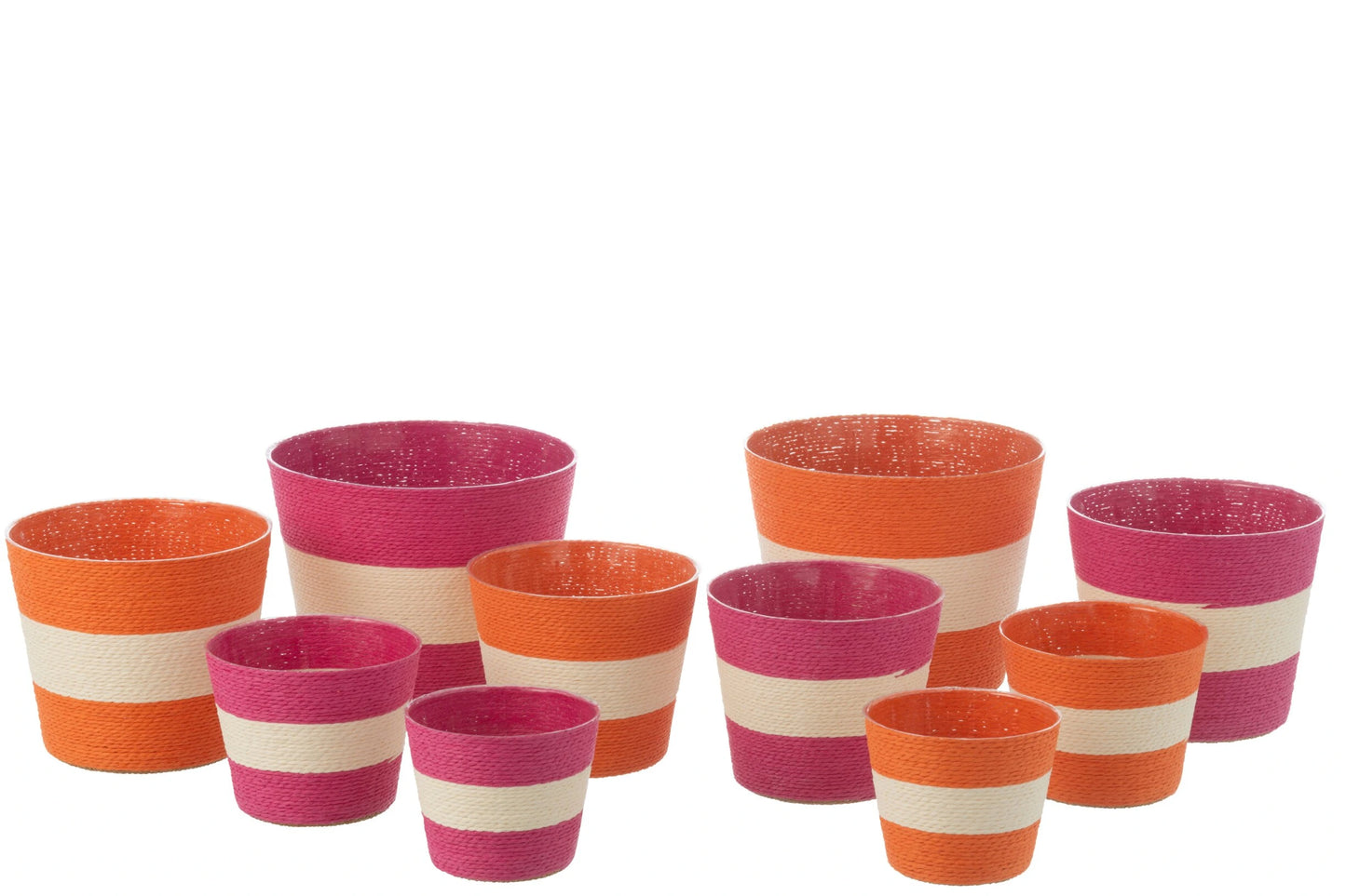 Coppia di vasi portavasi a righe in carta intrecciata firmati Jolipa, caratterizzati da un design ecosostenibile e vivace con ampie bande orizzontali color bianco e fucsia e bianco e arancione. Questi cestini decorativi portafiori offrono una trama materica intrecciata dal gusto naturale, ideale come originale coprivaso per piante o pratico svuotatasche per arredare ambienti interni dallo stile fresco e moderno.