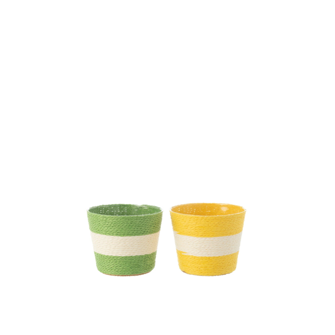 Coppia di vasi portavasi a righe in carta intrecciata firmati Jolipa, caratterizzati da un design ecosostenibile e vivace con ampie bande orizzontali color bianco e verde e bianco e giallo. Questi cestini decorativi portafiori offrono una trama materica intrecciata dal gusto naturale, ideale come originale coprivaso per piante o pratico svuotatasche per arredare ambienti interni dallo stile fresco e moderno.