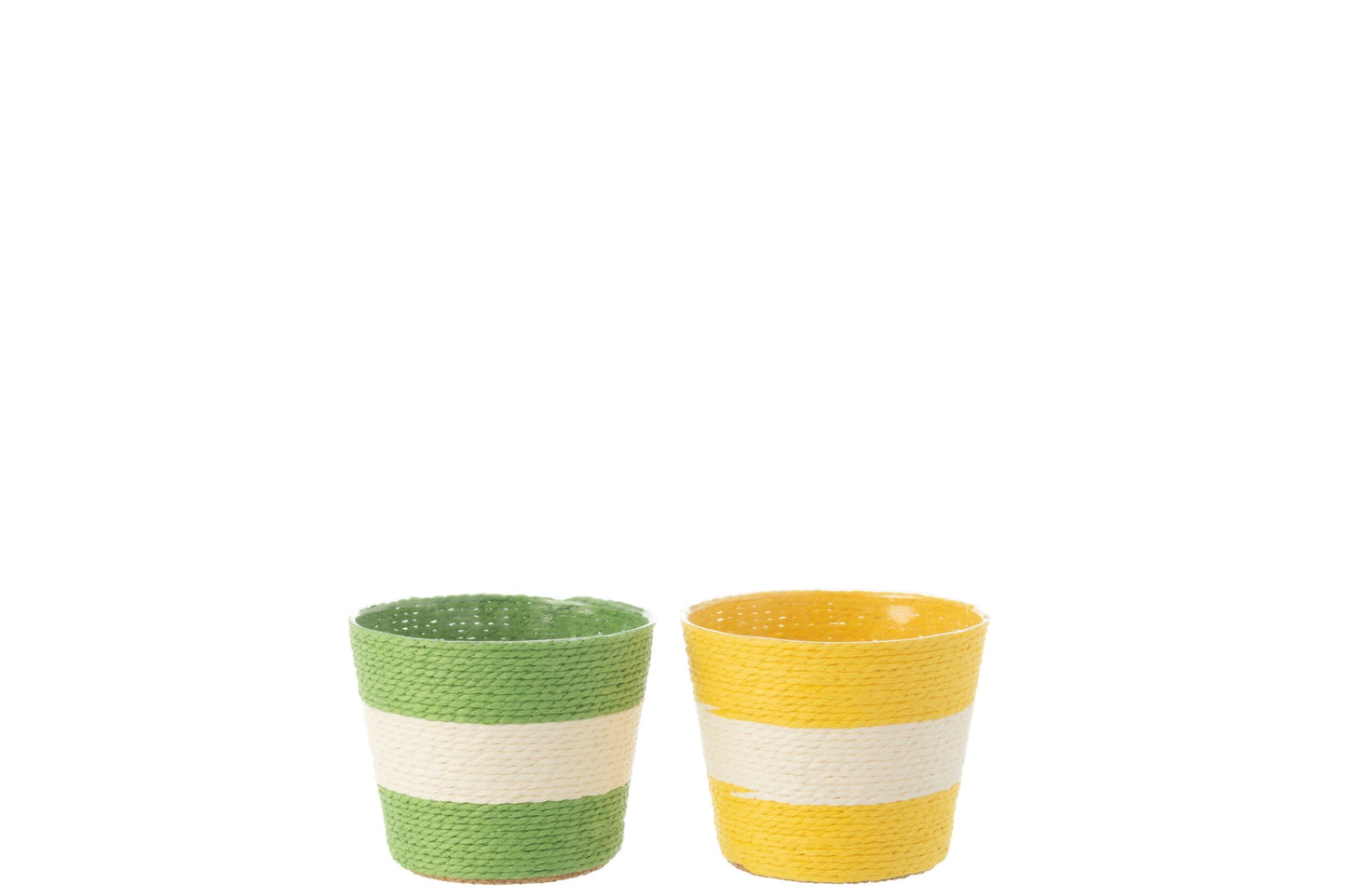 Coppia di vasi portavasi a righe in carta intrecciata firmati Jolipa, caratterizzati da un design ecosostenibile e vivace con ampie bande orizzontali color bianco e verde e bianco e giallo. Questi cestini decorativi portafiori offrono una trama materica intrecciata dal gusto naturale, ideale come originale coprivaso per piante o pratico svuotatasche per arredare ambienti interni dallo stile fresco e moderno.