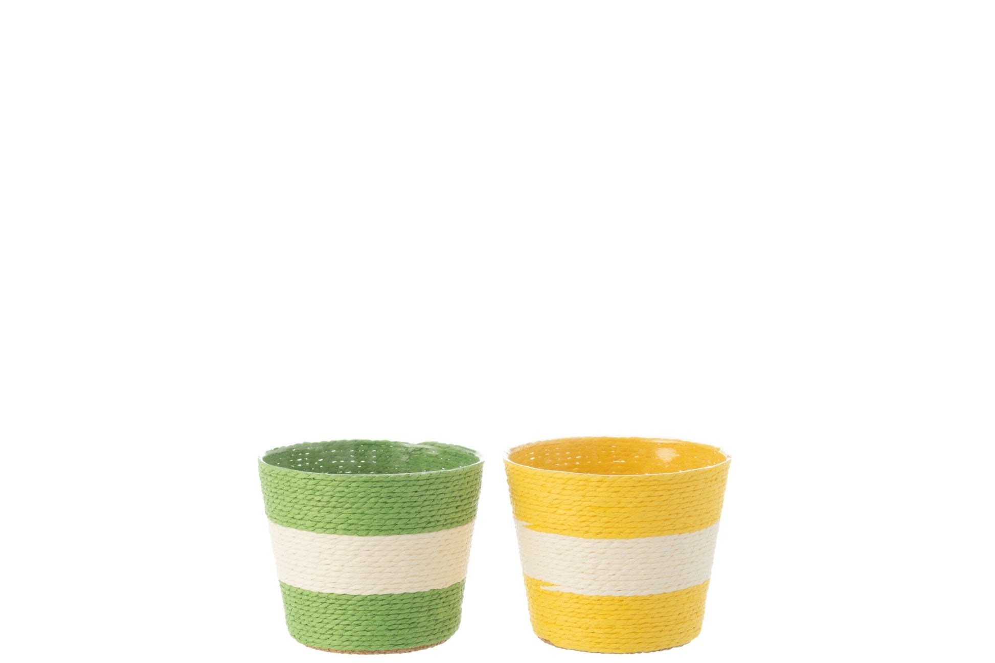 Coppia di vasi portavasi a righe in carta intrecciata firmati Jolipa, caratterizzati da un design ecosostenibile e vivace con ampie bande orizzontali color bianco e verde e bianco e giallo. Questi cestini decorativi portafiori offrono una trama materica intrecciata dal gusto naturale, ideale come originale coprivaso per piante o pratico svuotatasche per arredare ambienti interni dallo stile fresco e moderno.