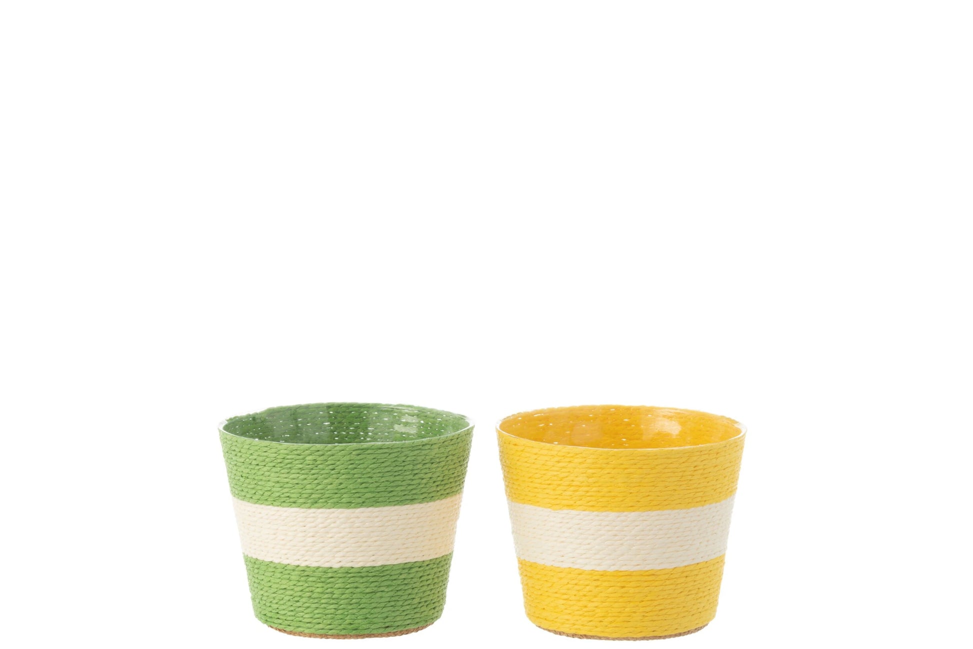 Coppia di vasi portavasi a righe in carta intrecciata firmati Jolipa, caratterizzati da un design ecosostenibile e vivace con ampie bande orizzontali color bianco e verde e bianco e giallo. Questi cestini decorativi portafiori offrono una trama materica intrecciata dal gusto naturale, ideale come originale coprivaso per piante o pratico svuotatasche per arredare ambienti interni dallo stile fresco e moderno.