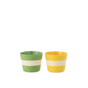 Coppia di vasi portavasi a righe in carta intrecciata firmati Jolipa, caratterizzati da un design ecosostenibile e vivace con ampie bande orizzontali color bianco e verde e bianco e giallo. Questi cestini decorativi portafiori offrono una trama materica intrecciata dal gusto naturale, ideale come originale coprivaso per piante o pratico svuotatasche per arredare ambienti interni dallo stile fresco e moderno.