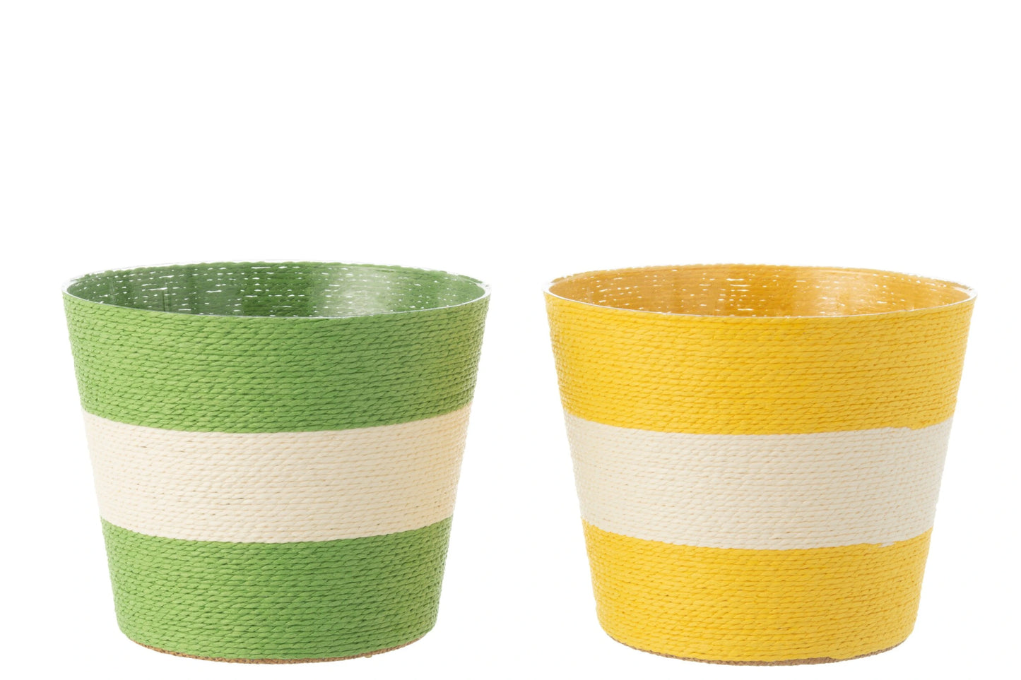 Coppia di vasi portavasi a righe in carta intrecciata firmati Jolipa, caratterizzati da un design ecosostenibile e vivace con ampie bande orizzontali color bianco e verde e bianco e giallo. Questi cestini decorativi portafiori offrono una trama materica intrecciata dal gusto naturale, ideale come originale coprivaso per piante o pratico svuotatasche per arredare ambienti interni dallo stile fresco e moderno.