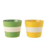 Coppia di vasi portavasi a righe in carta intrecciata firmati Jolipa, caratterizzati da un design ecosostenibile e vivace con ampie bande orizzontali color bianco e verde e bianco e giallo. Questi cestini decorativi portafiori offrono una trama materica intrecciata dal gusto naturale, ideale come originale coprivaso per piante o pratico svuotatasche per arredare ambienti interni dallo stile fresco e moderno.