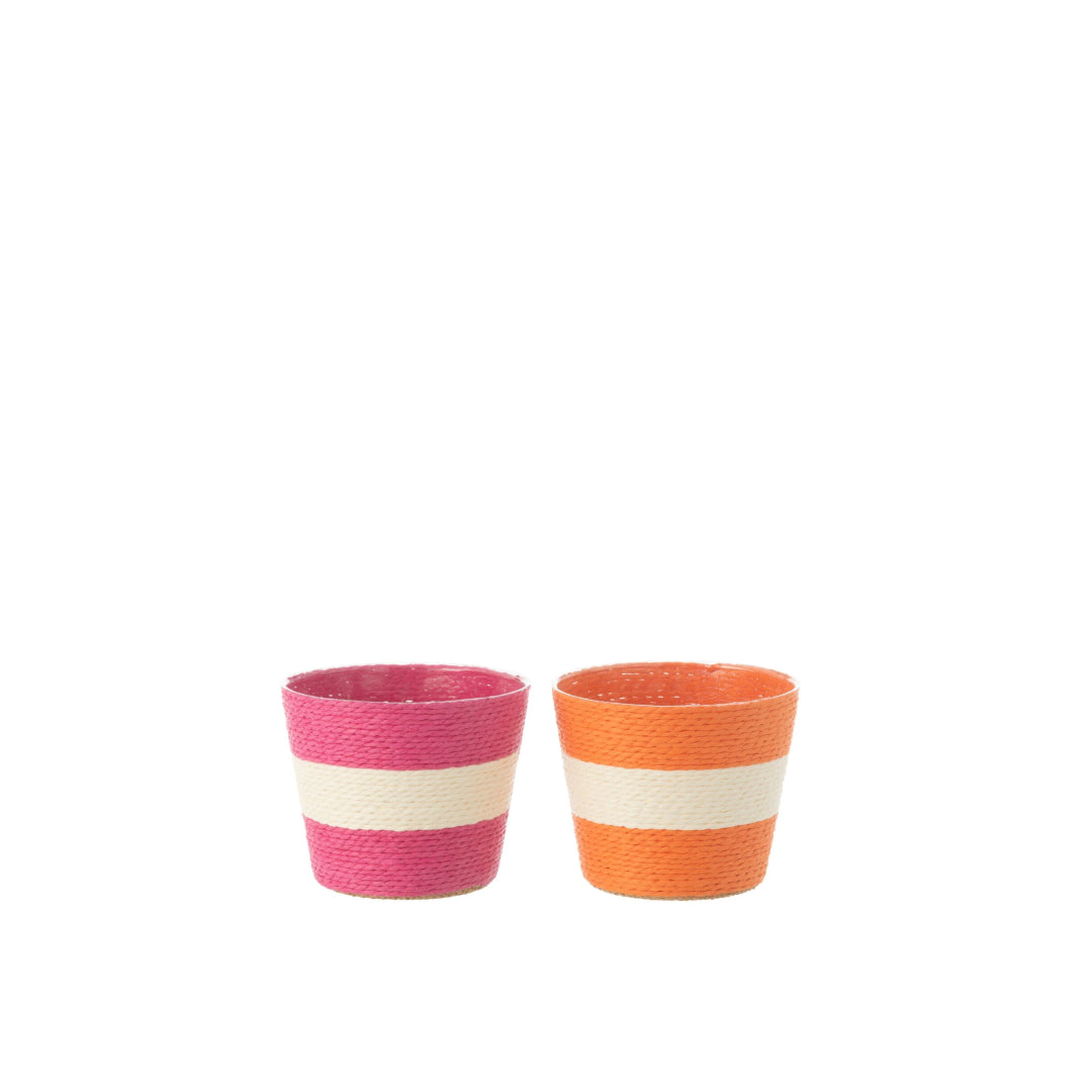 Coppia di vasi portavasi a righe in carta intrecciata firmati Jolipa, caratterizzati da un design ecosostenibile e vivace con ampie bande orizzontali color bianco e fucsia e bianco e arancione. Questi cestini decorativi portafiori offrono una trama materica intrecciata dal gusto naturale, ideale come originale coprivaso per piante o pratico svuotatasche per arredare ambienti interni dallo stile fresco e moderno.