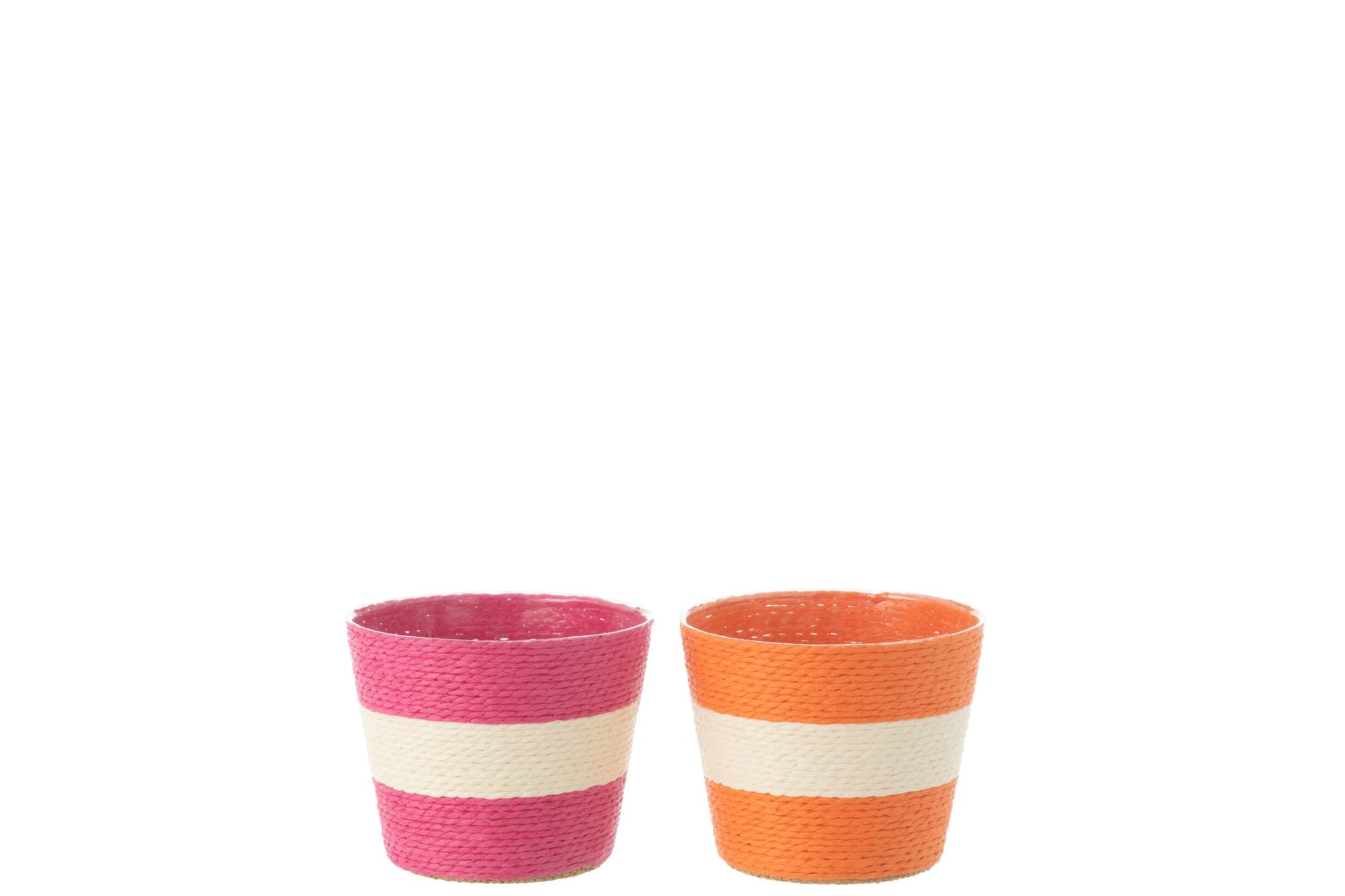 Coppia di vasi portavasi a righe in carta intrecciata firmati Jolipa, caratterizzati da un design ecosostenibile e vivace con ampie bande orizzontali color bianco e fucsia e bianco e arancione. Questi cestini decorativi portafiori offrono una trama materica intrecciata dal gusto naturale, ideale come originale coprivaso per piante o pratico svuotatasche per arredare ambienti interni dallo stile fresco e moderno.
