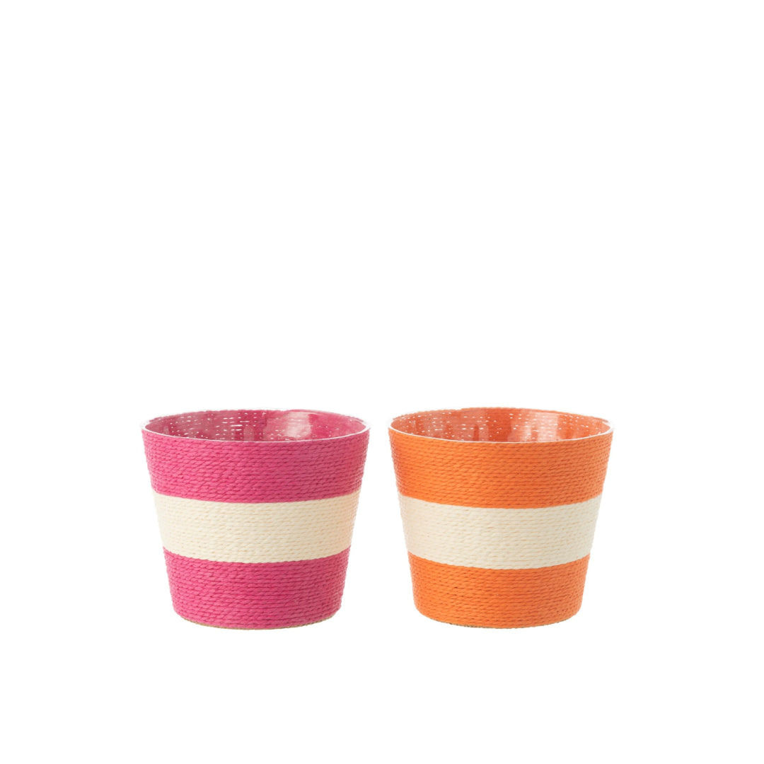 Coppia di vasi portavasi a righe in carta intrecciata firmati Jolipa, caratterizzati da un design ecosostenibile e vivace con ampie bande orizzontali color bianco e fucsia e bianco e arancione. Questi cestini decorativi portafiori offrono una trama materica intrecciata dal gusto naturale, ideale come originale coprivaso per piante o pratico svuotatasche per arredare ambienti interni dallo stile fresco e moderno.