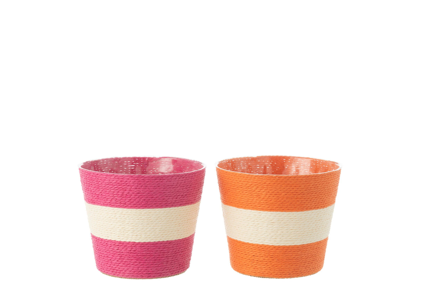 Coppia di vasi portavasi a righe in carta intrecciata firmati Jolipa, caratterizzati da un design ecosostenibile e vivace con ampie bande orizzontali color bianco e fucsia e bianco e arancione. Questi cestini decorativi portafiori offrono una trama materica intrecciata dal gusto naturale, ideale come originale coprivaso per piante o pratico svuotatasche per arredare ambienti interni dallo stile fresco e moderno.