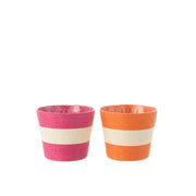Coppia di vasi portavasi a righe in carta intrecciata firmati Jolipa, caratterizzati da un design ecosostenibile e vivace con ampie bande orizzontali color bianco e fucsia e bianco e arancione. Questi cestini decorativi portafiori offrono una trama materica intrecciata dal gusto naturale, ideale come originale coprivaso per piante o pratico svuotatasche per arredare ambienti interni dallo stile fresco e moderno.