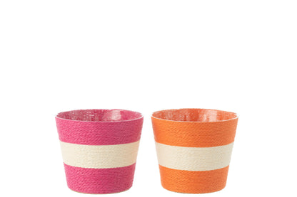 Coppia di vasi portavasi a righe in carta intrecciata firmati Jolipa, caratterizzati da un design ecosostenibile e vivace con ampie bande orizzontali color bianco e fucsia e bianco e arancione. Questi cestini decorativi portafiori offrono una trama materica intrecciata dal gusto naturale, ideale come originale coprivaso per piante o pratico svuotatasche per arredare ambienti interni dallo stile fresco e moderno.