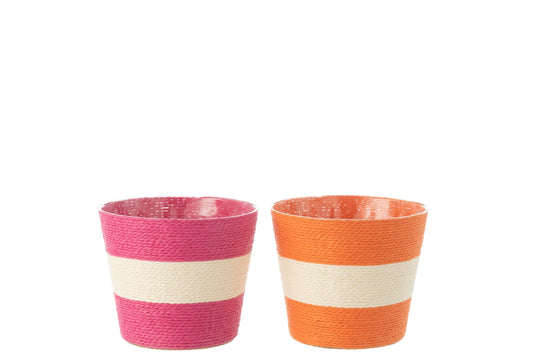 Coppia di vasi portavasi a righe in carta intrecciata firmati Jolipa, caratterizzati da un design ecosostenibile e vivace con ampie bande orizzontali color bianco e fucsia e bianco e arancione. Questi cestini decorativi portafiori offrono una trama materica intrecciata dal gusto naturale, ideale come originale coprivaso per piante o pratico svuotatasche per arredare ambienti interni dallo stile fresco e moderno.