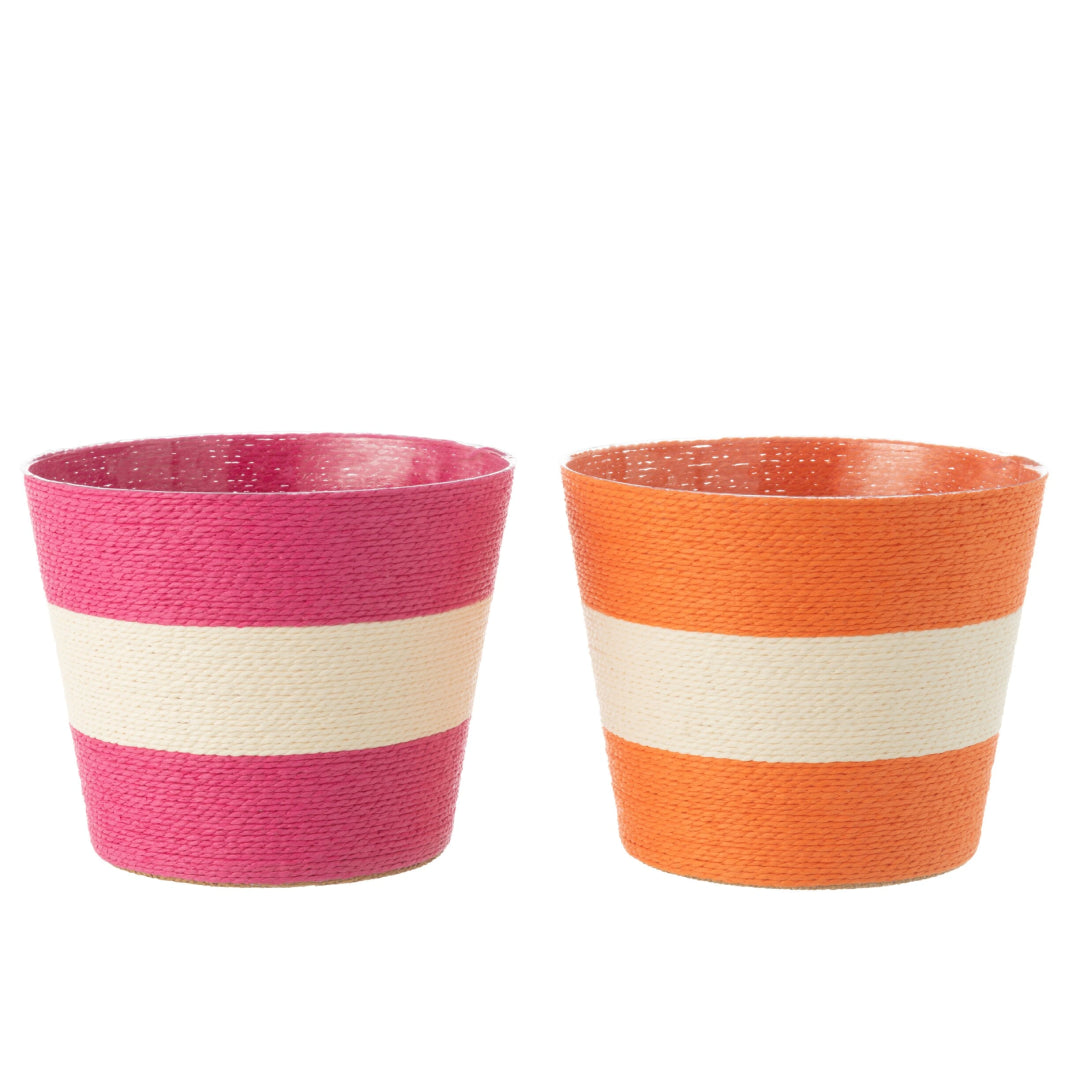 Coppia di vasi portavasi a righe in carta intrecciata firmati Jolipa, caratterizzati da un design ecosostenibile e vivace con ampie bande orizzontali color bianco e fucsia e bianco e arancione. Questi cestini decorativi portafiori offrono una trama materica intrecciata dal gusto naturale, ideale come originale coprivaso per piante o pratico svuotatasche per arredare ambienti interni dallo stile fresco e moderno.